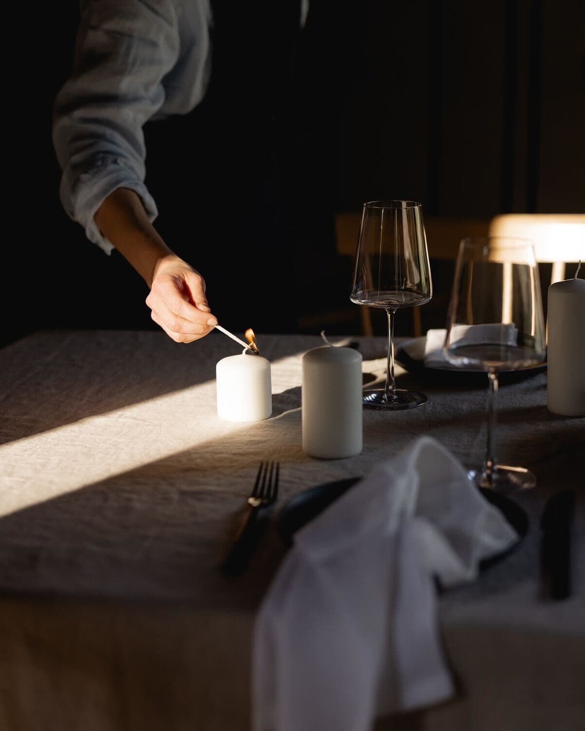 Ombres de vase et cruche projetées sur rideau de lin