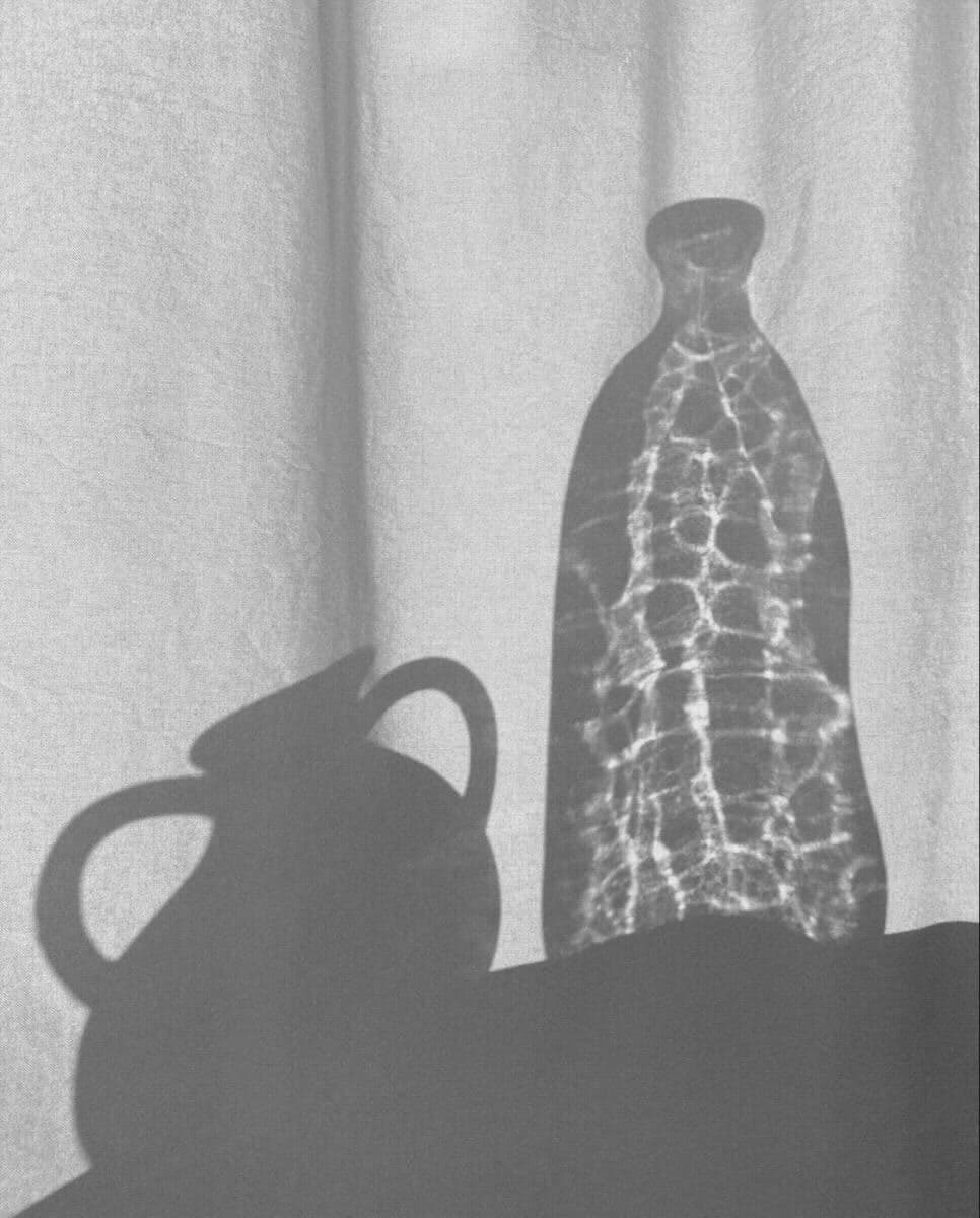 Main allumant une bougie sur une table dressée